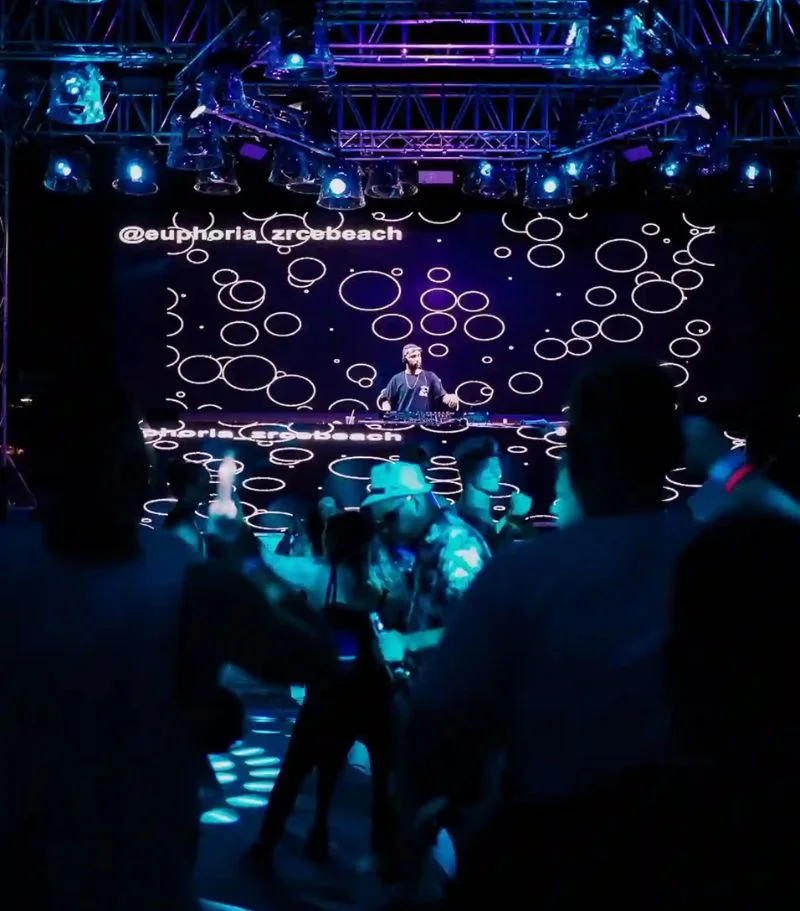 Club atmosphere; the image does not confirm the event’s venue.