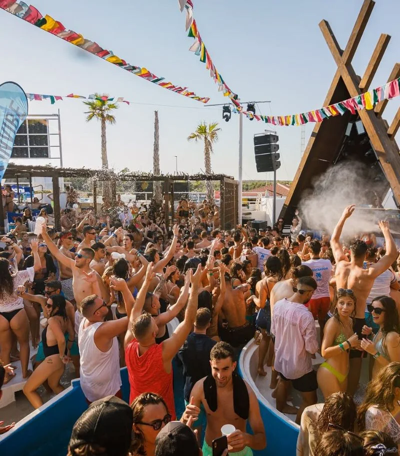 Club atmosphere; the image does not confirm the event’s venue.